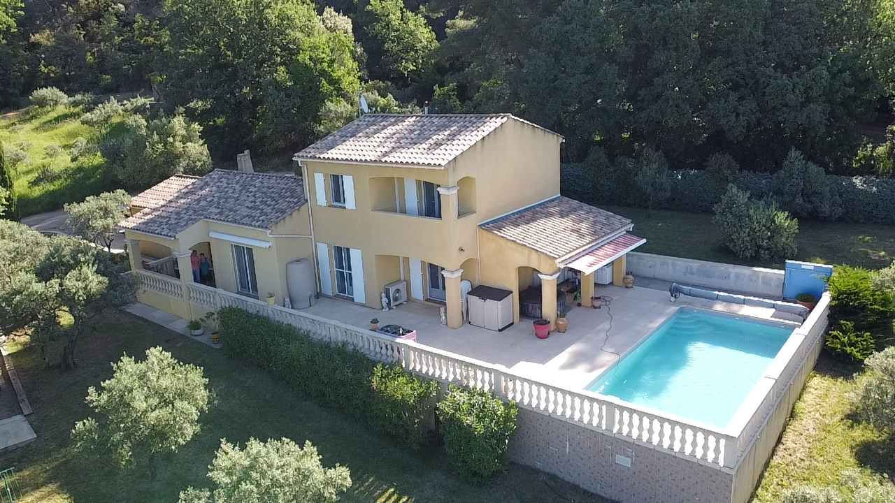 À vendre à Aups   Superbe villa récente avec piscine